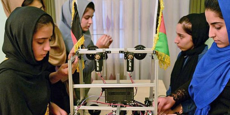 Afgan robot ekibindeki 5 kız öğrenci Meksika'ya getirildi