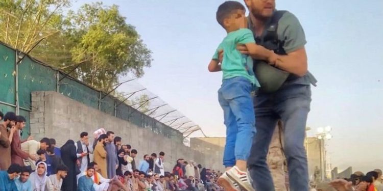 Afgan çocuğu kurtaran İtalyan diplomat ülkede kahraman ilan edildi