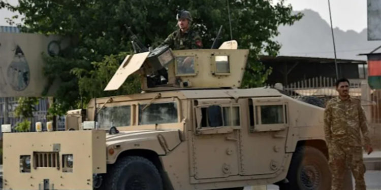 Afganistan'da Taliban kuşatması altındaki Kandahar şehrinde havalimanına roket saldırısı düzenlendi