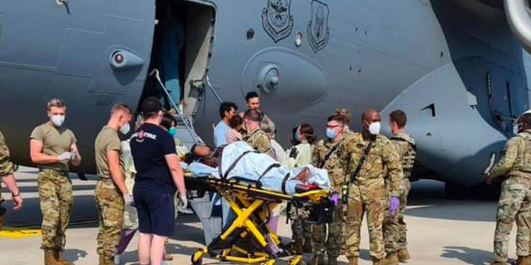 Afganistan'dan tahliye edilen bir kadın ABD kargo uçağında doğum yaptı