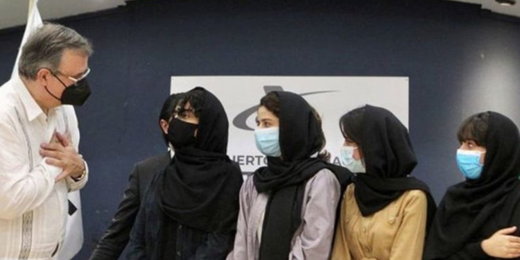 Afganistan'ın tamamı kızlardan oluşan ödüllü robotik takımı Meksika'ya ulaştı