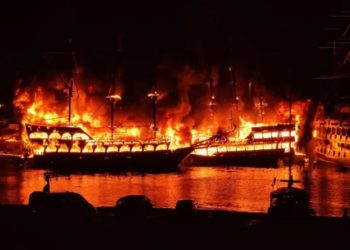 Alanya’da 4 gezi teknesi alevlere teslim oldu