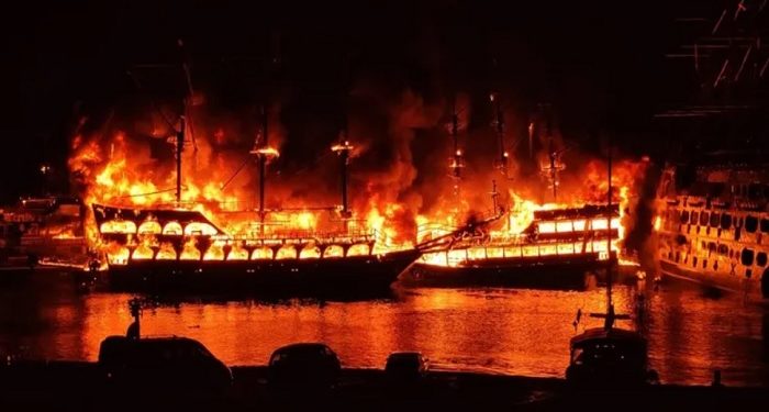 Alanya’da 4 gezi teknesi alevlere teslim oldu
