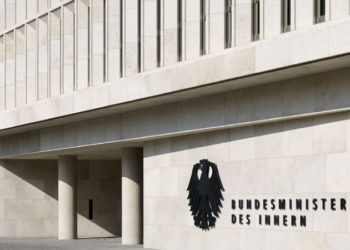 Almanya, sığınma başvurusunda bulunanları Afganistan'a sınır dışı etmeyi durduracağını açıkladı