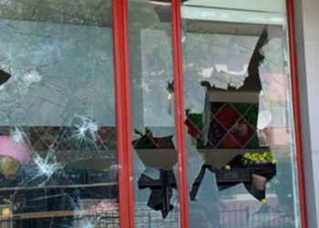 Altındağ'ın Battalgazi Mahallesi'nde zarar gören dükkanlarda temizlik yapılıyor