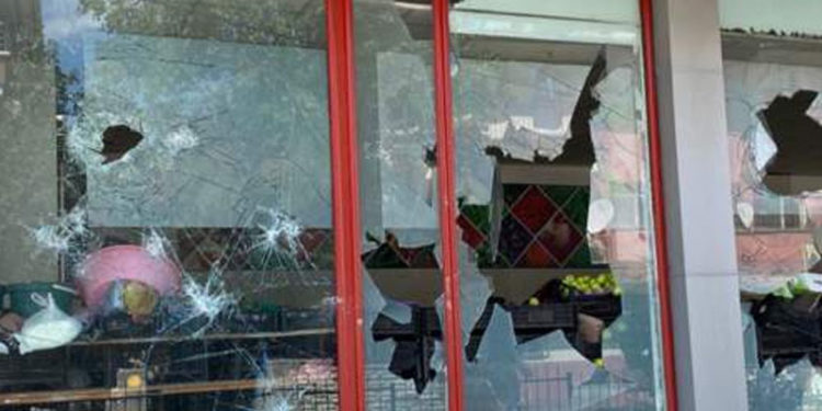 Altındağ'ın Battalgazi Mahallesi'nde zarar gören dükkanlarda temizlik yapılıyor