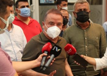 Antalya B&uuml;y&uuml;kşehir Belediye Başkanı Muhittin B&ouml;cek hastaneye kaldırıldı