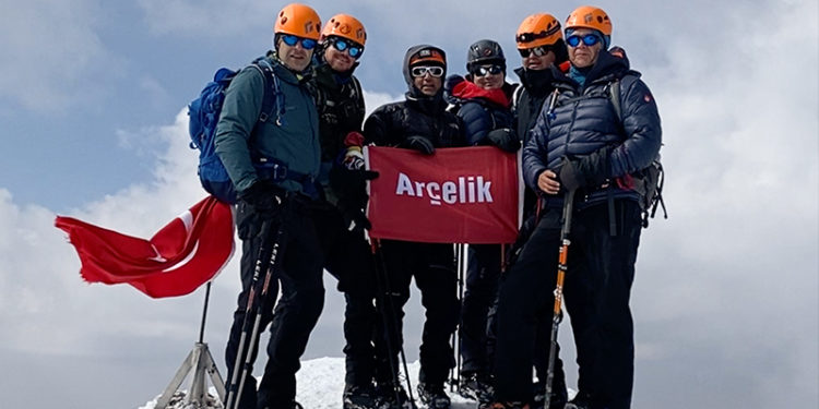 Arçelik yöneticileri, iklim değişikliği ve sürdürülebilirlik alanlarında farkındalık için Ağrı Dağı'na tırmandı