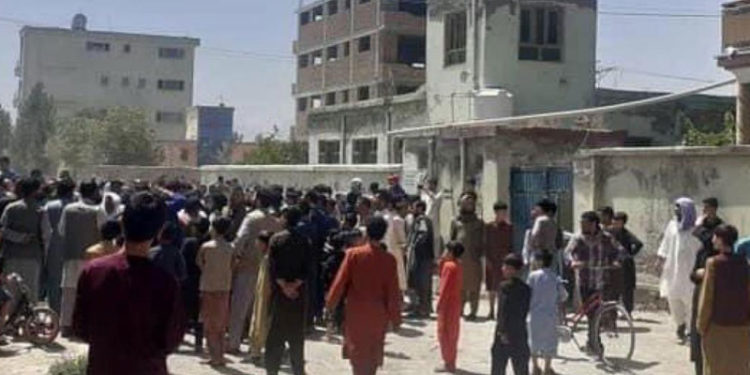 Asvaka News: Uçağa tutunarak ülkeden kaçmaya çalışan üç Afgan düşerek öldü