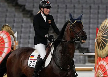 Ata vururken görüntülenen Alman antrenör, ekibiyle Olimpiyat Oyunlarından diskalifiye edildi