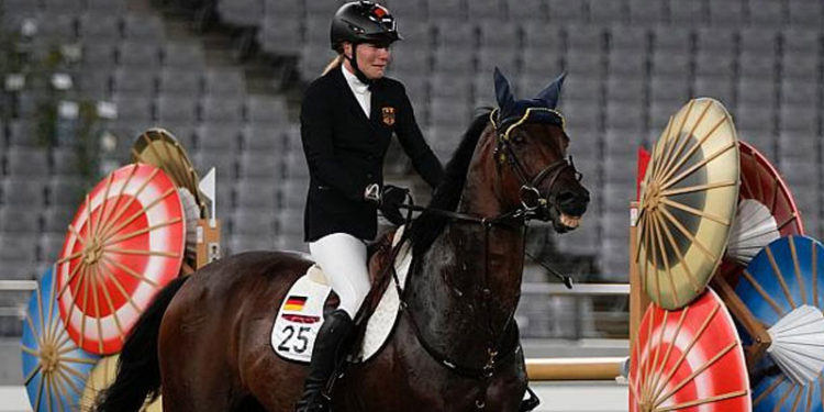 Ata vururken görüntülenen Alman antrenör, ekibiyle Olimpiyat Oyunlarından diskalifiye edildi