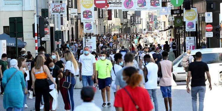 Avrupa'da Delta varyantı endişeleri sürerken Hollanda ve Britanya'da yeni vakalarda düşüş gözlemleniyor