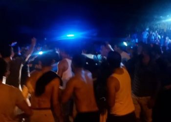 Aydın’da yüzlerce kişi yol kesip 3 kişiye linç etmek istedi