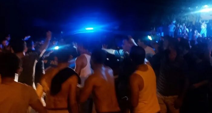 Aydın’da yüzlerce kişi yol kesip 3 kişiye linç etmek istedi