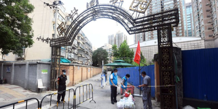 Aylardır görülen en kötü Covid-19 dalgasıyla savaşan Çin, ulaşım yollarını kapattı