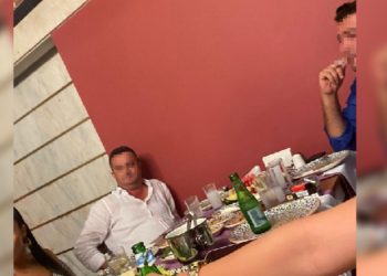 Ağır ceza mahkemesi hâkimi, yargıladığı sanıkla içki masasında görüntülendi