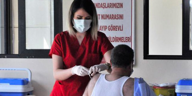 Aşılama politikasına "tutarsızlık" eleştirisi