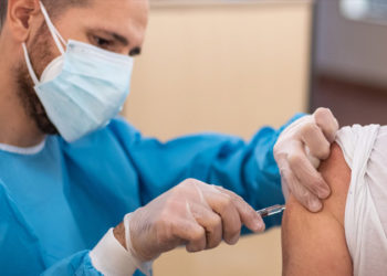 Aşılar mı daha iyi koruyor, hastalığı geçirmiş olmak mı?