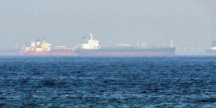 BAE açıklarında, petrol tankeri silahlı kişilerce kaçırıldı ve İran'a gitmesi emredildi