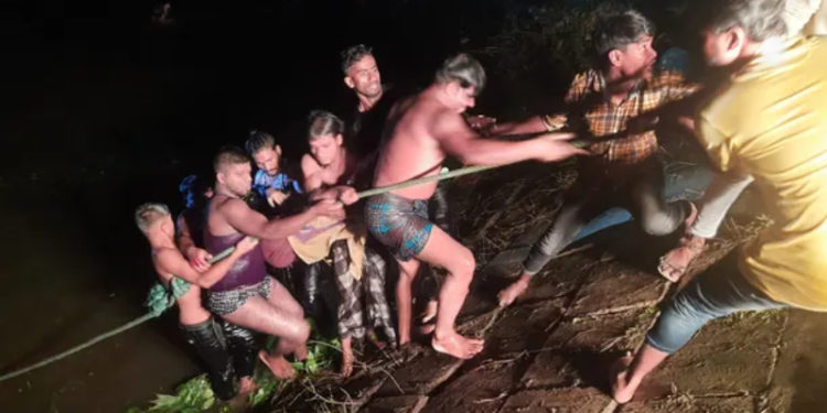 Bangladeş'te yolcu teknesi battı: 21 ölü, 50 kişi kayıp