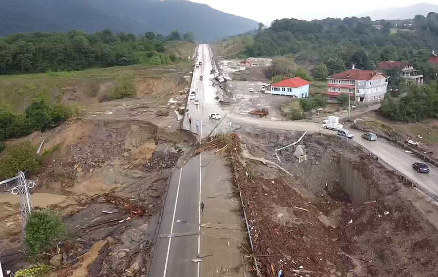 Bartın ve Sinop’ta sağanak yağışlar sele neden oldu