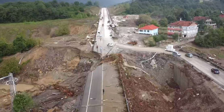 Bartın ve Sinop’ta sağanak yağışlar sele neden oldu