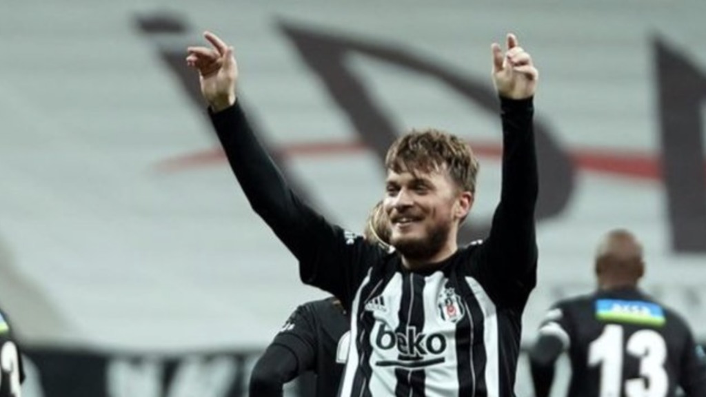 Beşiktaş'ın yolları ayırma kararı aldığı Ljajic, kulüp bulamadı