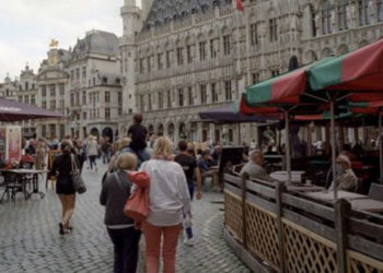 Belçika 1 Eylül'den itibaren Covid önlemlerini büyük ölçüde kaldırıyor, sağlık çalışanlarına aşı zorunluluğu geliyor