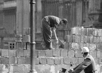 Berlin Duvarı ile bir şehir tecrit edildi