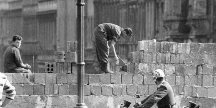 Berlin Duvarı ile bir şehir tecrit edildi