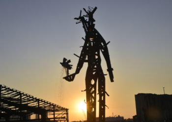 Beyrut Limanı'nda bir yıl önce meydana gelen patlamanın metal kalıntılarından anıt inşa edildi