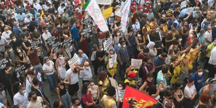 Binlerce kişi Taksim’den haykırdı: Faşizme karşı omuz omuza