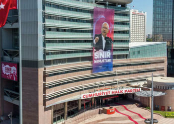 CHP Genel Merkezi'ne 'Sınır namustur' pankartı asıldı