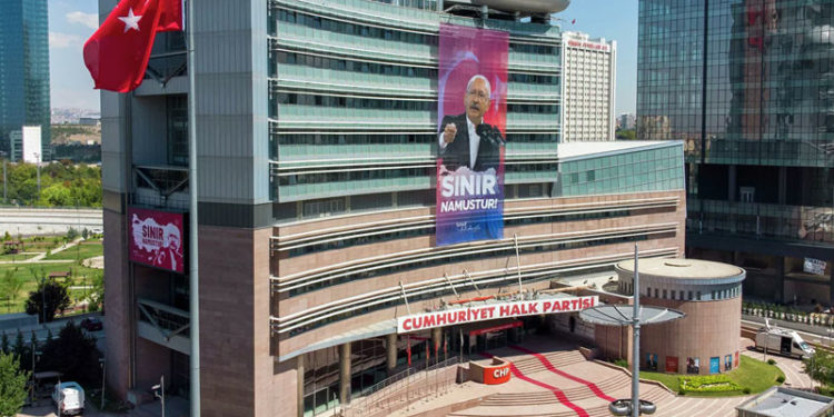 CHP Genel Merkezi'ne 'Sınır namustur' pankartı asıldı