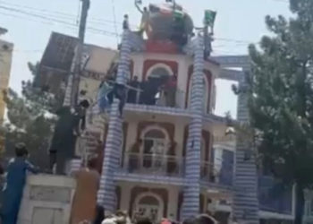 Celalabad'da Afganistan bayrağının indirilmesini protesto edenlere Taliban militanları ateş açtı: 3 ölü