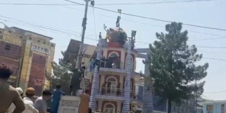 Celalabad'da Afganistan bayrağının indirilmesini protesto edenlere Taliban militanları ateş açtı: 3 ölü