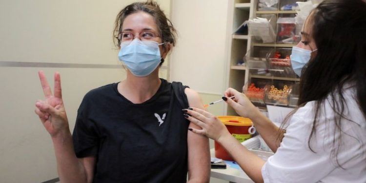 Covid aşıları: 3. doz aşı Delta varyantına karşı etkili mi?