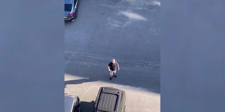 Daire 16'dan İbrahim Kaya, sokak köpeğini savundu: Bu mahallede onun da yaşamaya hakkı var