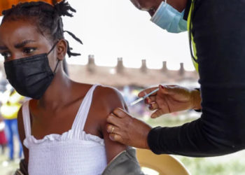 "Düşük ve orta gelirli ülkelerin Covid-19 aşılarına erişimini kolaylaştırması beklenen COVAX'tan zengin ülkeler faydalandı"