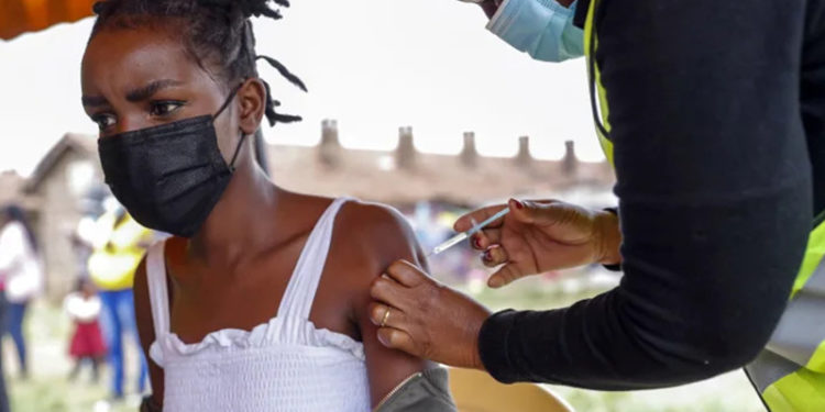 "Düşük ve orta gelirli ülkelerin Covid-19 aşılarına erişimini kolaylaştırması beklenen COVAX'tan zengin ülkeler faydalandı"