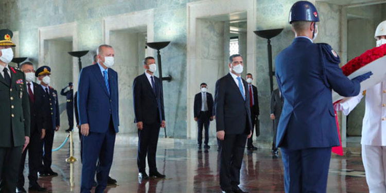Erdoğan, Anıtkabir Özel Defteri'ne yazdı: Koronavirüs salgınına rağmen Türkiye pek çok alanda önemli başarılara imza atmaktadır