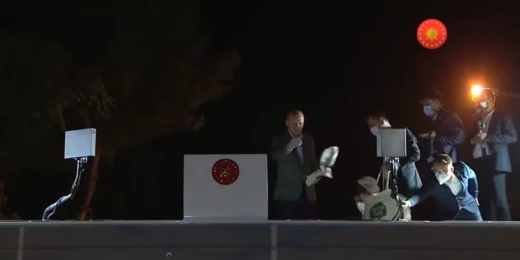 Erdoğan, koruma konvoyu ile geldiği afet bölgesi Marmaris’te de keyif çayı fırlattı!