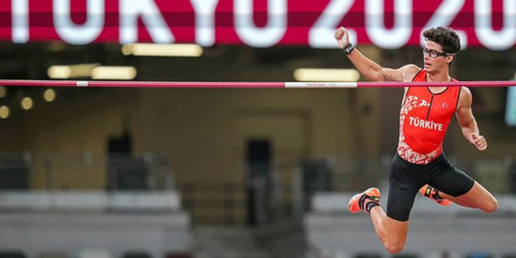 Ersu Şaşma, sırıkla atlamada 10. oldu