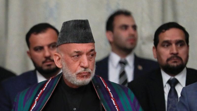 Eski Afganistan Cumhurbaşkanı Karzai, Taliban kumandanı ile bir araya geldi