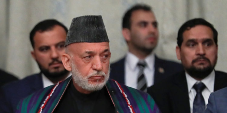 Eski Afganistan Cumhurbaşkanı Karzai, Taliban kumandanı ile bir araya geldi