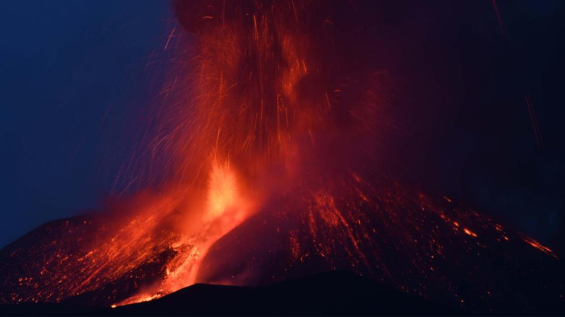 Etna Yanardağı yeniden faaliyete geçti; kül ve lav püskürttü