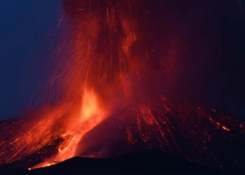 Etna Yanardağı yeniden faaliyete geçti; kül ve lav püskürttü