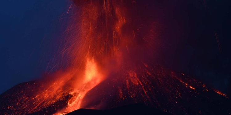 Etna Yanardağı yeniden faaliyete geçti; kül ve lav püskürttü