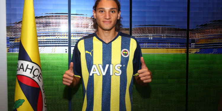 Fenerbahçe, Emir Ortakaya'yı renklerine bağladı