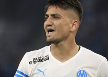 Fransa Ligi'nde yeniden başlatılan Nice-Olympique Marsilya karşılaşmasında konuk takımın oyuncuları sahaya çıkmadı